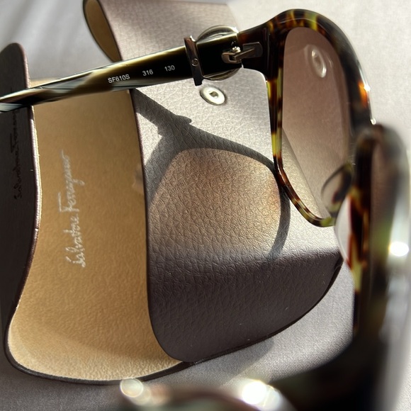 Ferragamo sunglasses - Picture 5 of 7